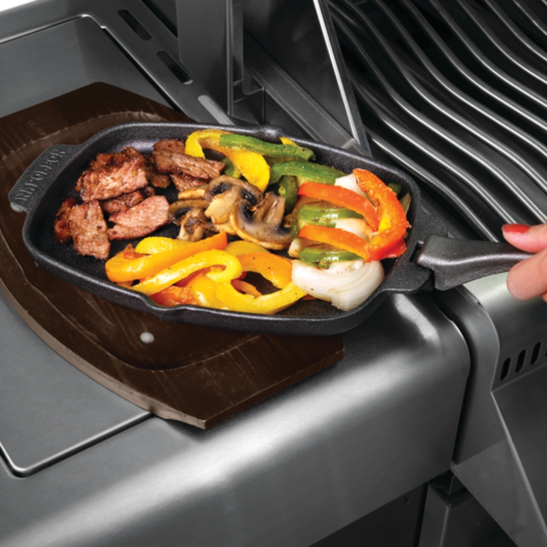 CAST-IRON-SIZZLE-PLATTER-Lifestyle-1-1.webp
